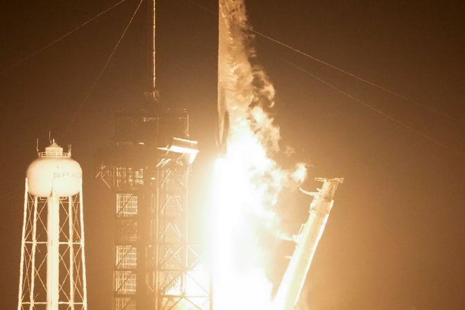 Space X  Falcon 9 raketa lansiranje Florida Mesec