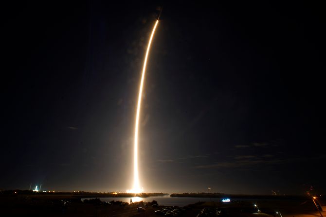 Space X  Falcon 9 raketa lansiranje Florida Mesec