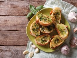 hleb sa belim lukom, hleb, beli luk, kriške hleba