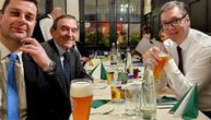 Srećan sam što sam posle 20 godina u prilici da sa njim popijem čašu piva: Vučić sa Božidarom Vučurevićem