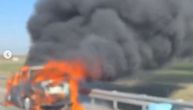 Stravičan snimak: Auto gori kod prodavnice u Sremskoj Mitrovici, plamen guta sve iznutra