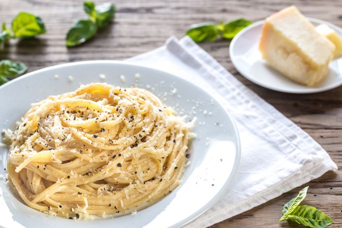 pasta, pasta sa parmezanom, testenine, špagete pasta, pasta sa parmezanom, testenine, špagete