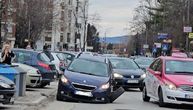 Težak sudar u Čačku: Od siline udara sa jednog auta otpao točak