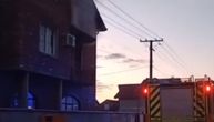 Požar u kući u Veterniku, vatra buknula na spratu: Dva vatrogasna vozila na terenu