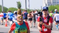 Ovo je priča o čoveku (69) koji trči maratone širom sveta sa ananasom na glavi: Za to ima zaista dobar razlog