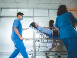 lekari bolnica nosila pacijent