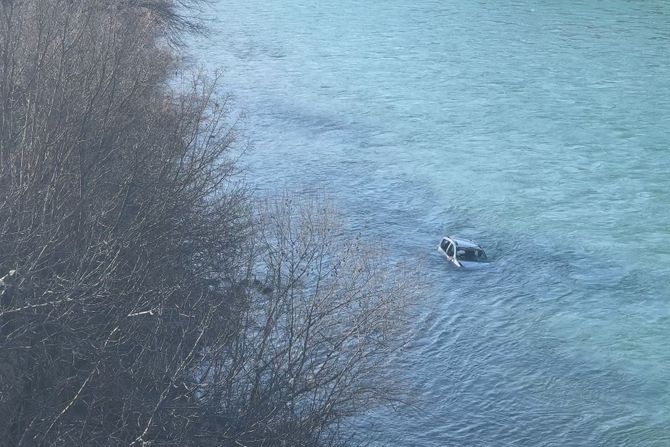 Reka Morača, automobil sleteo u reku Reka Morača, automobil sleteo u reku