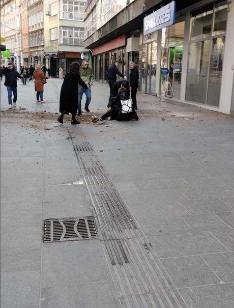 Sarajevo, deo fasade pao na prolaznicu