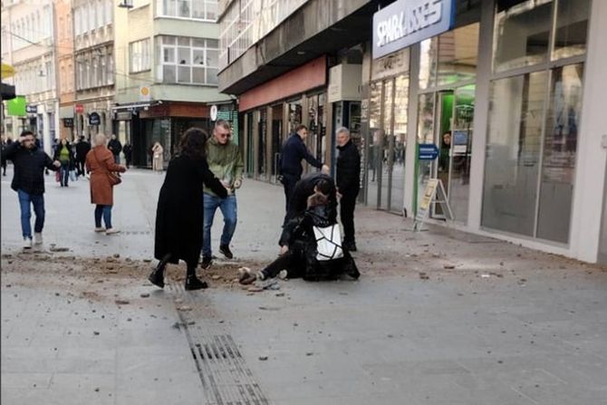 Sarajevo, deo fasade pao na prolaznicu