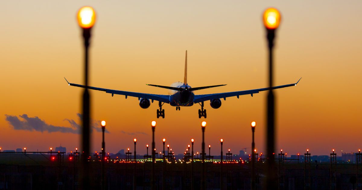 OVAKAV SUDAR JOŠ NISTE VIDELI! Avion prilikom sletanja zakačio kombi i razneo ga! Snimak je zastrašujuć!