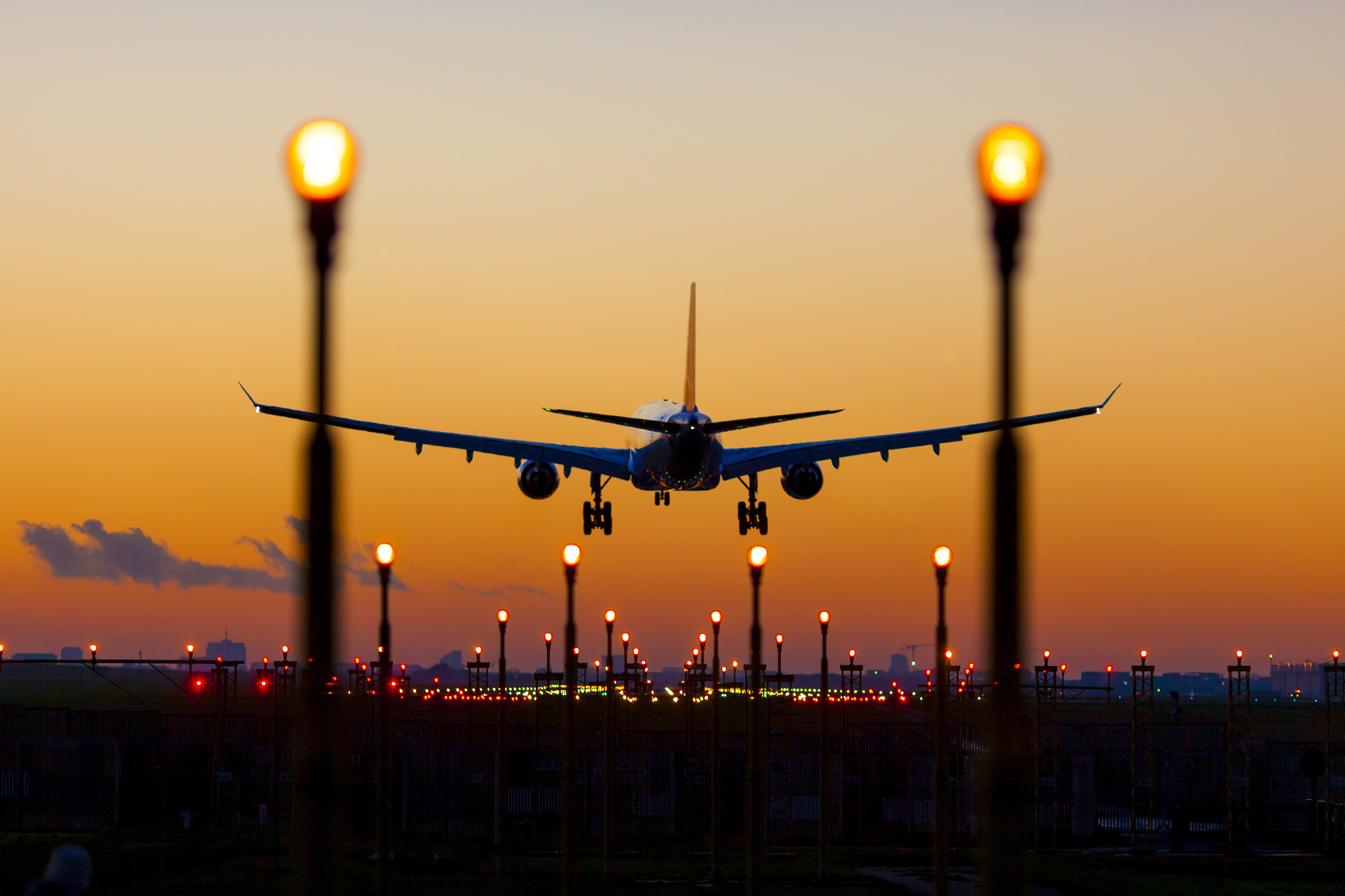 OVAKAV SUDAR JOŠ NISTE VIDELI! Avion prilikom sletanja zakačio kombi i razneo ga! Snimak je zastrašujuć!