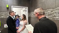 Ovakvo venčanje niste videli: Mladenci se zarekli na večnu ljubav u toaletu benzinske pumpe