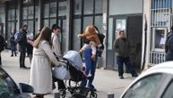 "Danima čekam da deci obezbedim osnovno" Majke sa decom stoje u redovima u Mitrovici: Nema dinara za isplatu