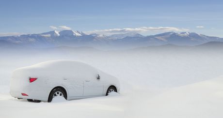 Automobil prekriven snegom