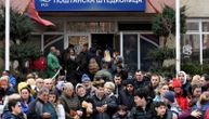 Redovi u Severnoj Mitrovici, osobe sa invaliditetom i roditelji dece sa smetnjama u razvoju čekaju na isplatu
