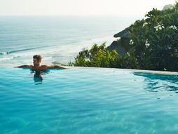 muškarac bazen muškarac u bazenu