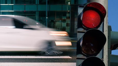Automobil crveno svetlo semafor saobraćaj Automobil crveno svetlo semafor saobraćaj