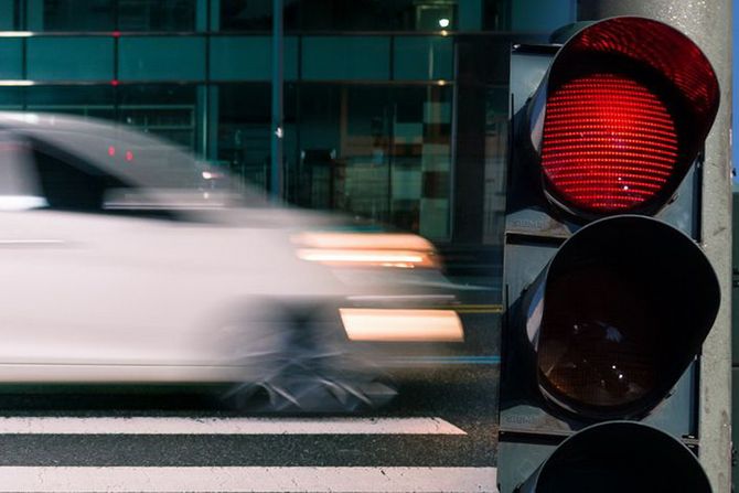 Automobil crveno svetlo semafor saobraćaj Automobil crveno svetlo semafor saobraćaj