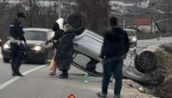 Auto sleteo u kanal, vozač izgubio kontrolu: Teška nesreća kod Topole