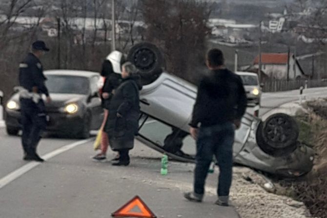 Saobraćajna nesreća Topola, auto sleteo u kanal