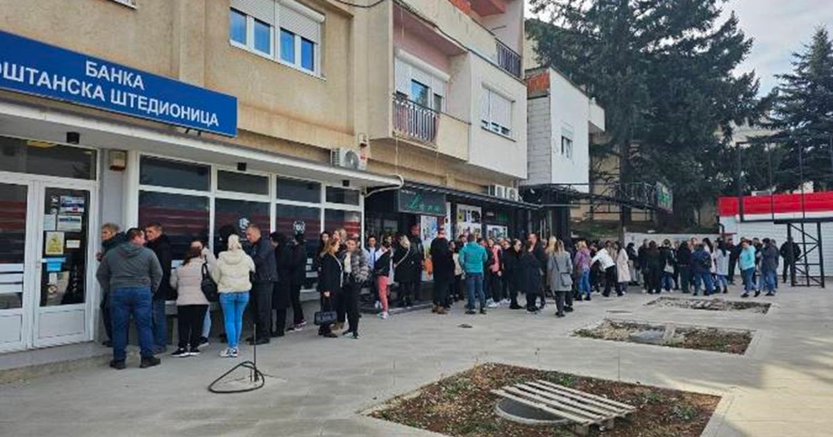 Priština na ulazu u Banku Poštanske štedionice u Leposaviću postavila upozorenje na 