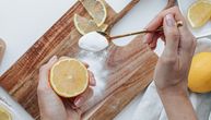 Limun i so kao saveznici u čišćenju drvenih dasaka za sečenje: Blistava kuhinja u par poteza