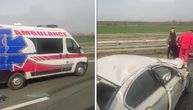 Jezivi snimak sa auto-puta Miloš Veliki: Vozilo smrskano, ljudima se pruža pomoć na licu mesta
