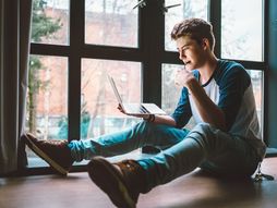 Muškarac koristi laptop