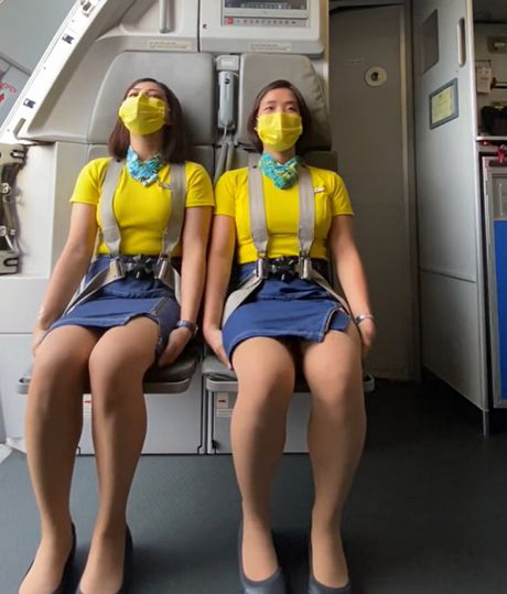 Stjuardese sede na rukama
