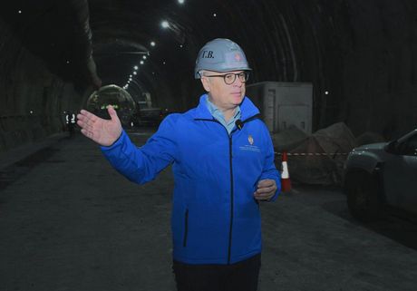 goran vesić obišao radove na tunelu Munjino brdo