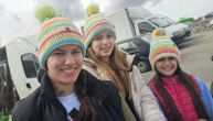 "Prvo sam naučila da pletem, pa da plivam": Tri sestre sa Zlatibora zarađuju za džeparac prodajući šarene kape