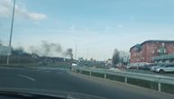 Požar na Ibarskoj magistrali: Vatra guta barake, vatrogasci gase buktinju (Foto sa lica mesta)