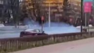 Stravičan snimak trenutka kada vozač BMW-a gubi kontrolu i razvaljuje banderu: Slupao se kod Elektroprivrede