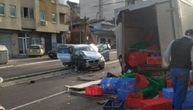 Dve osobe povređene u udesu na Zvezdari: Auto smrskan, gajbe rasute po putu