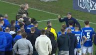 Nerealna scena u Bundesligi: Navijač ušao na teren i urlao na igrače posle debakla