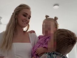 Mama tuširanje dece