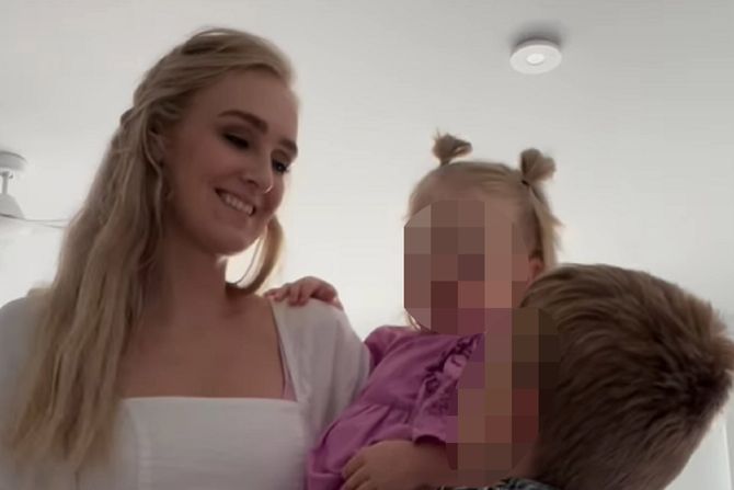 Mama tuširanje dece Mama tuširanje dece