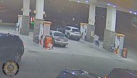 Žena pokušala da pobegne iz auta, muškarac je na silu uvukao nazad: Traži ih policija, snimak jedini dokaz