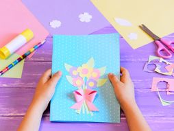 čestitka, osmi mart, cveće, poklon