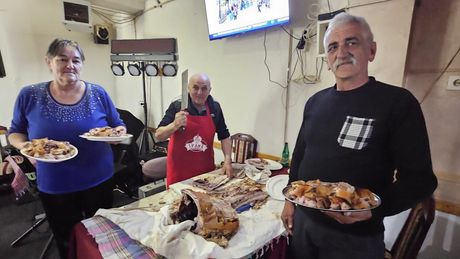 Selo Sovljak kod Uba,  moler Stanislav Tomić Cale slavi  rodjendan  Aleksandra Vučića