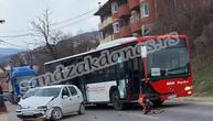 Saobraćajna nezgoda u Novom Pazaru: Prednji deo automobila uništen, oštećen i autobus