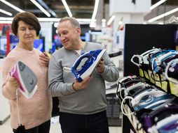 pegla, kupovina pegle, bračni par, kupovina