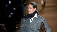 Ćin Huilan (70) je prošetala pistom na Nedelji mode u Parizu: Doktorka i influenserka oduševila Mjuču Pradu
