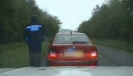 Policajci zaustavili BMW koji je autoputem vukao kamp prikolicu, šokirali se kada su videli ko je za volanom