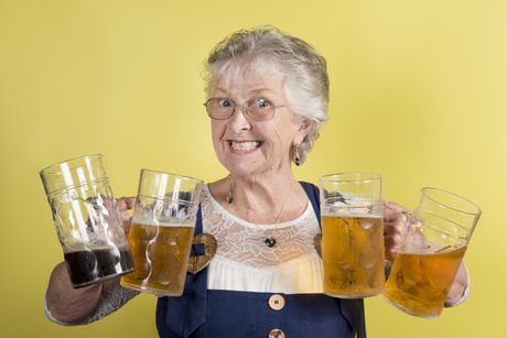 Žena sa kriglama piva
