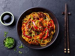 Chow mein, kineske nudle sa povrćem i mesom