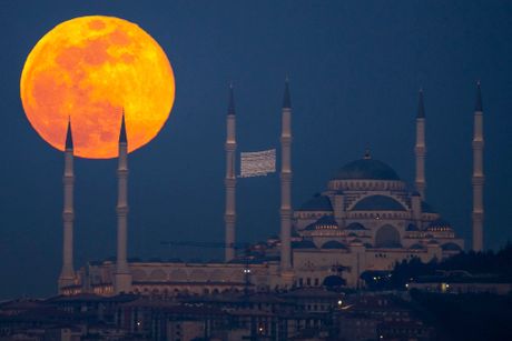 Pun mesec na džamijom Camlica u Istanbulu