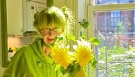 Zelena dama iz Bruklina: Nasmejana bakica svojim izgledom oduševila svet, čak je i psa htela da ofarba