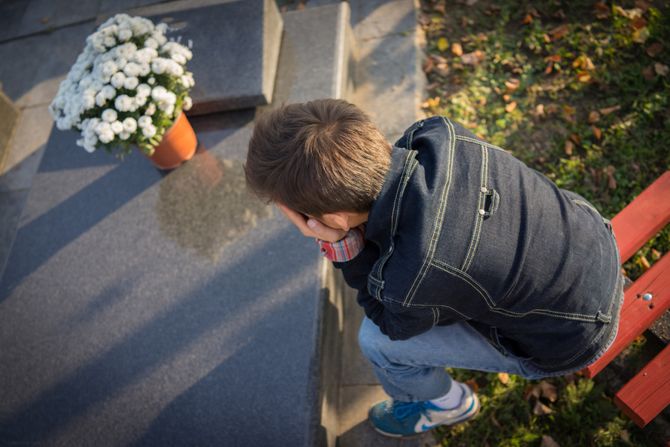 Dečak dete grob groblje sahrana Dečak dete grob groblje sahrana