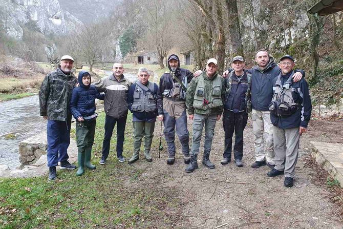Varaličarenje pastrmke na reci Crnici Varaličarenje pastrmke na reci Crnici